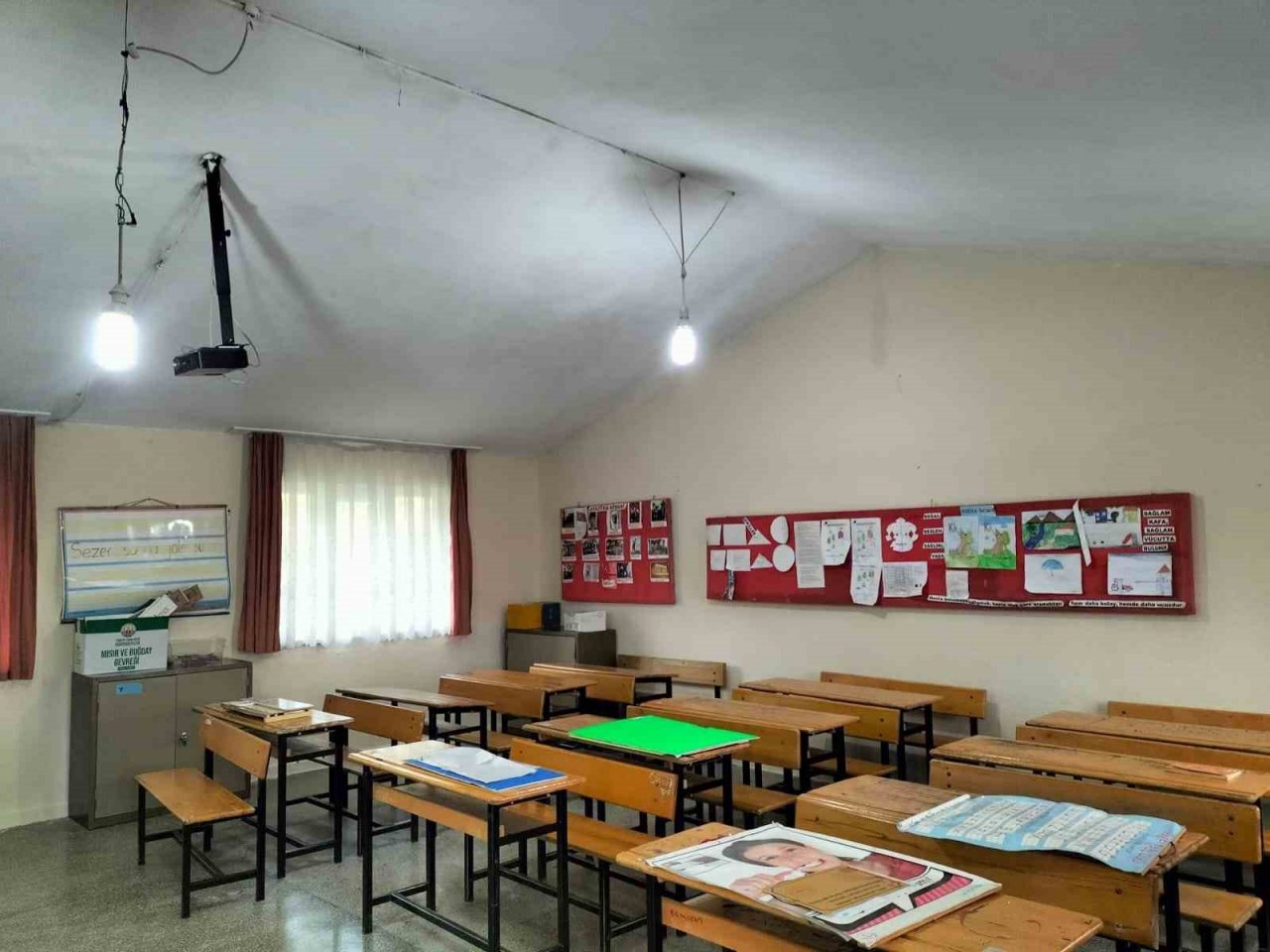 BTÜ’lü öğrenciler ilkokul öğrencilerinin yüzünü güldürdü