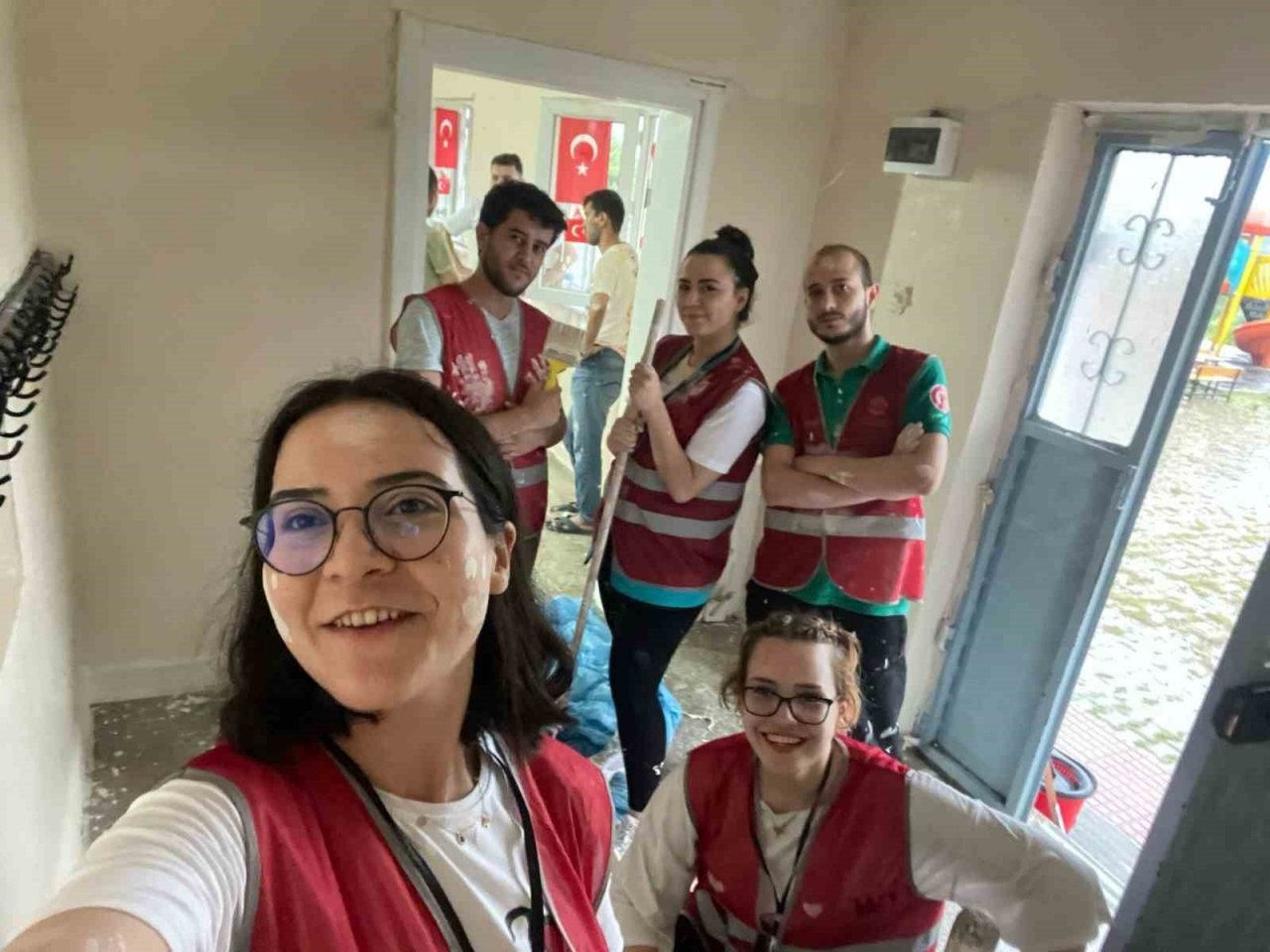 BTÜ’lü öğrenciler ilkokul öğrencilerinin yüzünü güldürdü