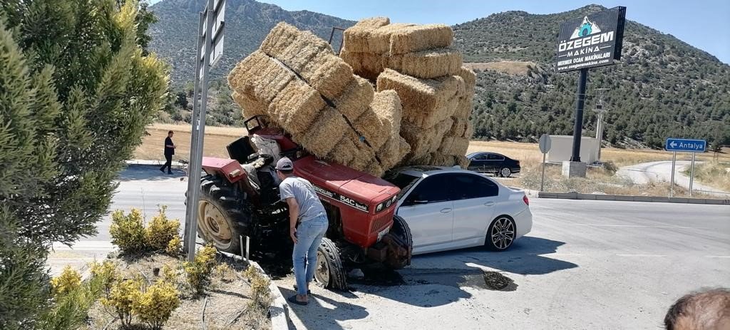 Burdur’da traktör ile otomobil çarpıştı: 3 yaralı