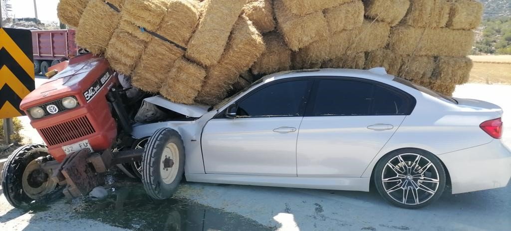 Burdur’da traktör ile otomobil çarpıştı: 3 yaralı