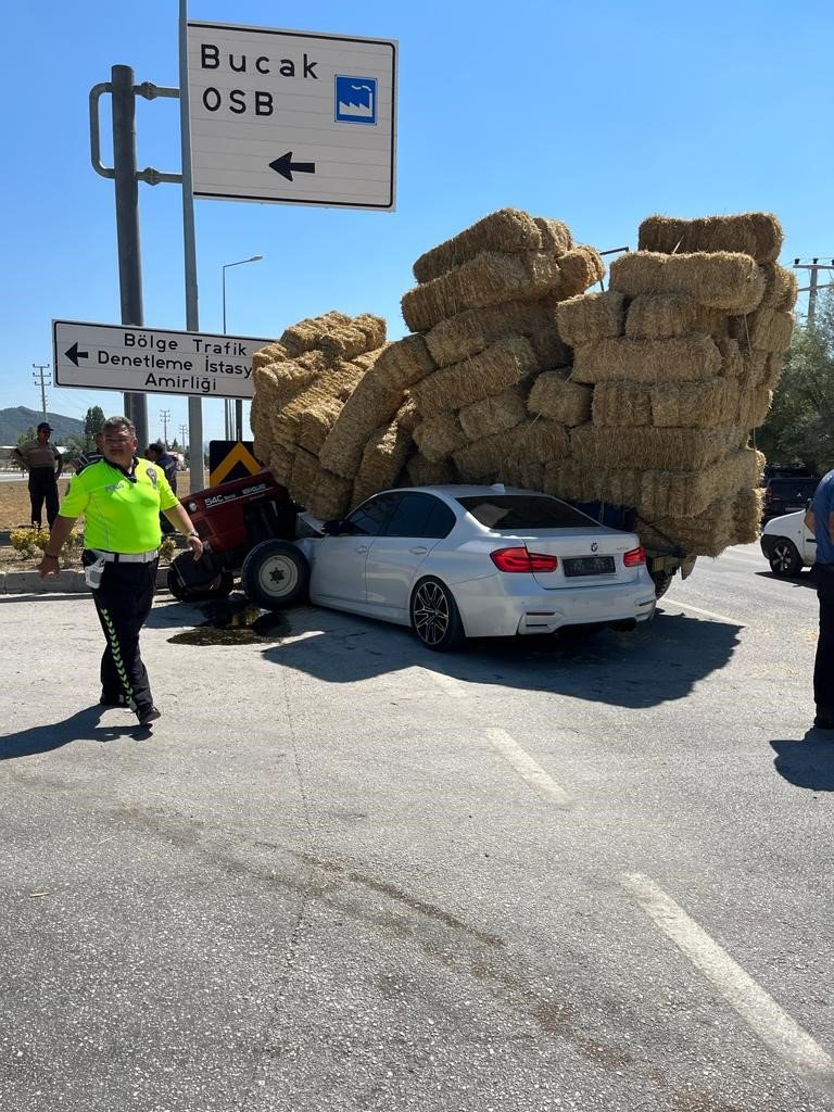 Burdur’da traktör ile otomobil çarpıştı: 3 yaralı