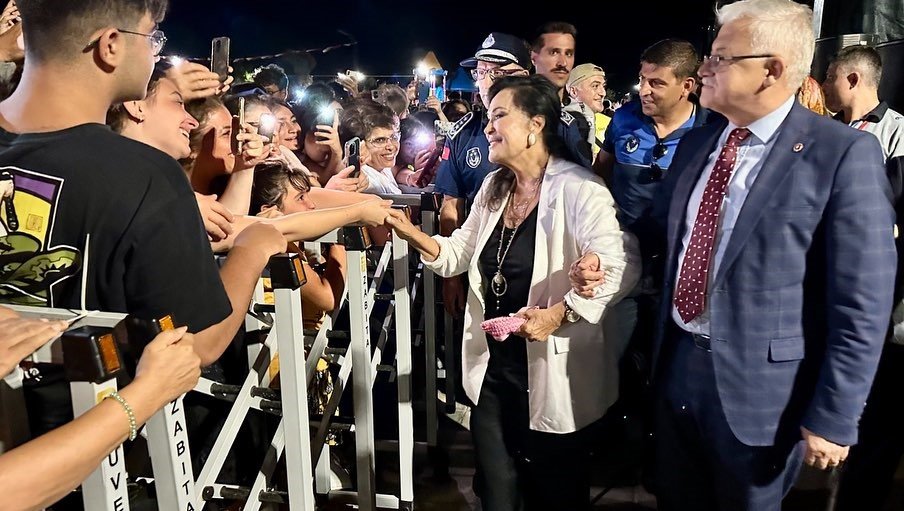 Burhaniye’de Kitap Fuarı’nda Türkan Şoray rüzgarı esti