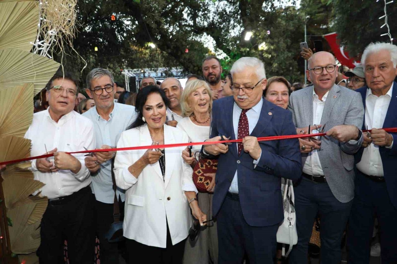 Burhaniye’de Kitap Fuarı’nda Türkan Şoray rüzgarı esti