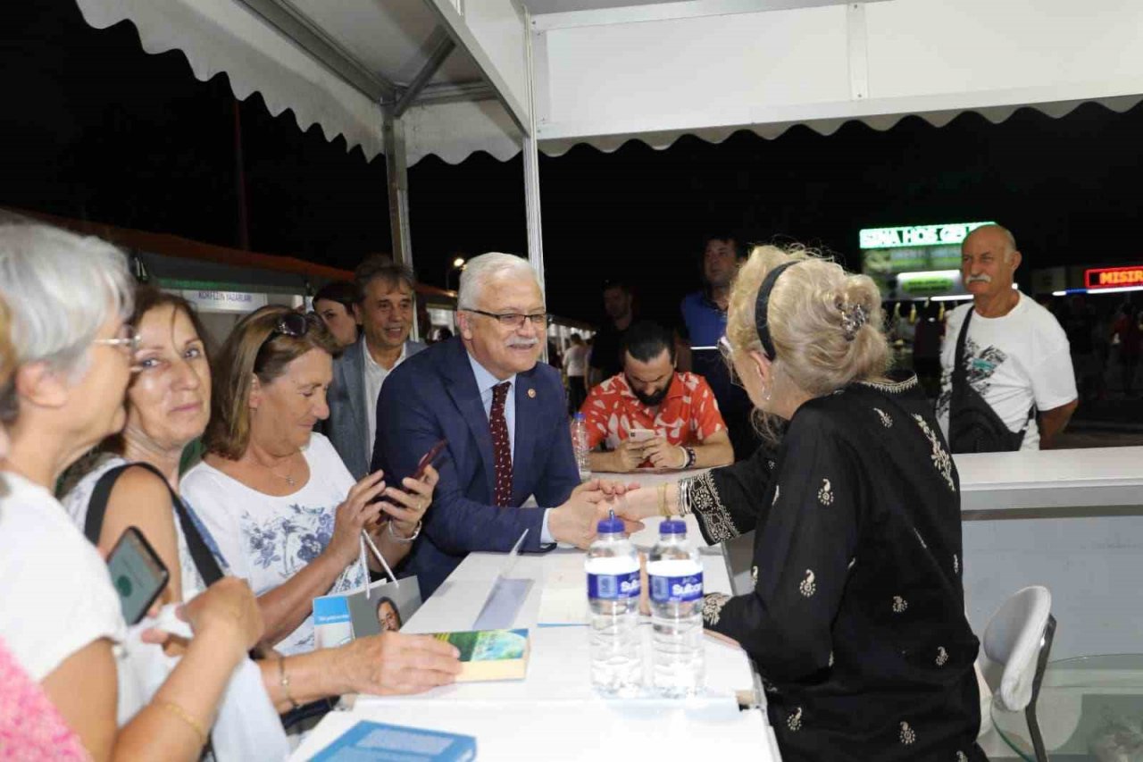 Burhaniye’de Kitap Fuarı’nda Türkan Şoray rüzgarı esti