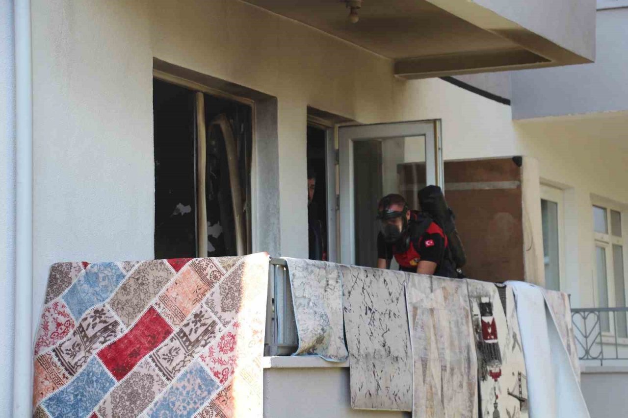 Alevlere teslim olan daire kullanılmaz hale geldi