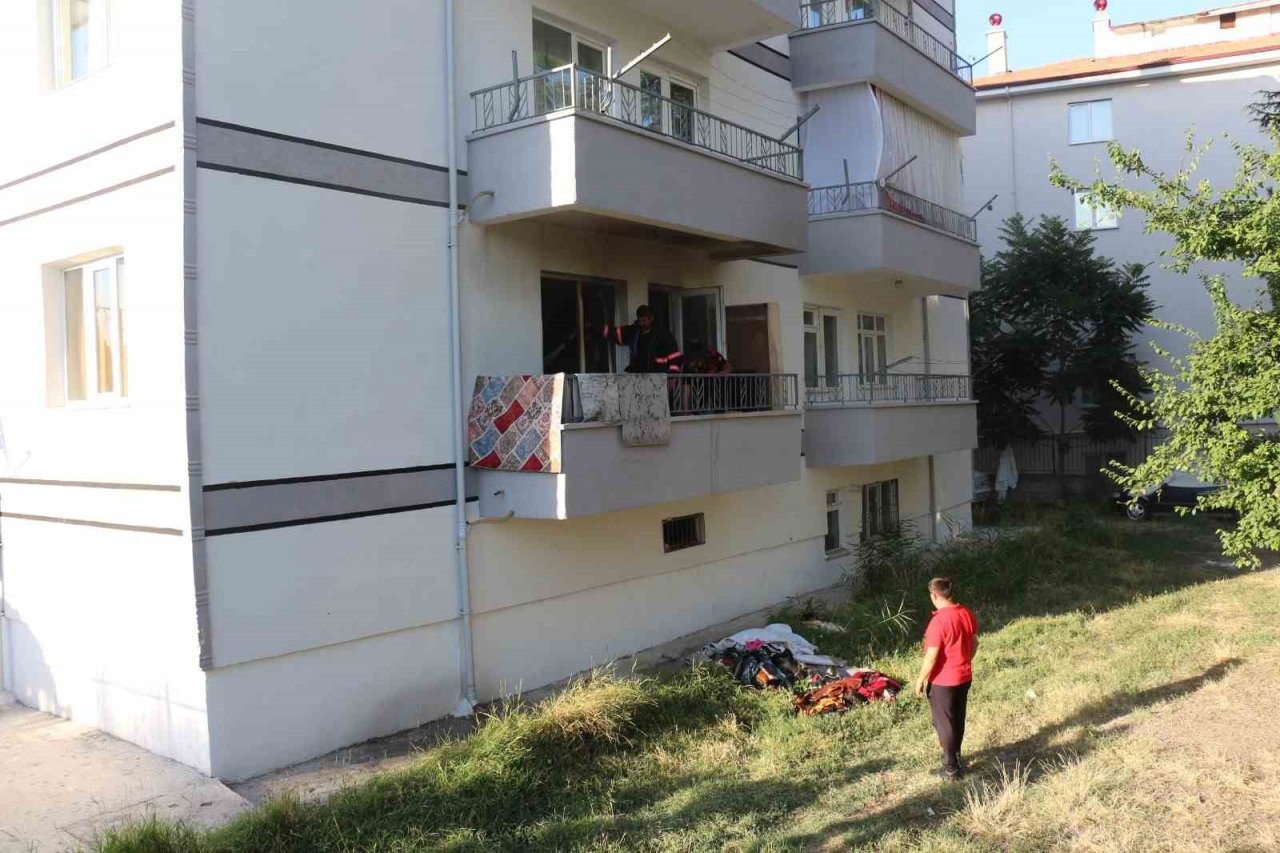 Alevlere teslim olan daire kullanılmaz hale geldi