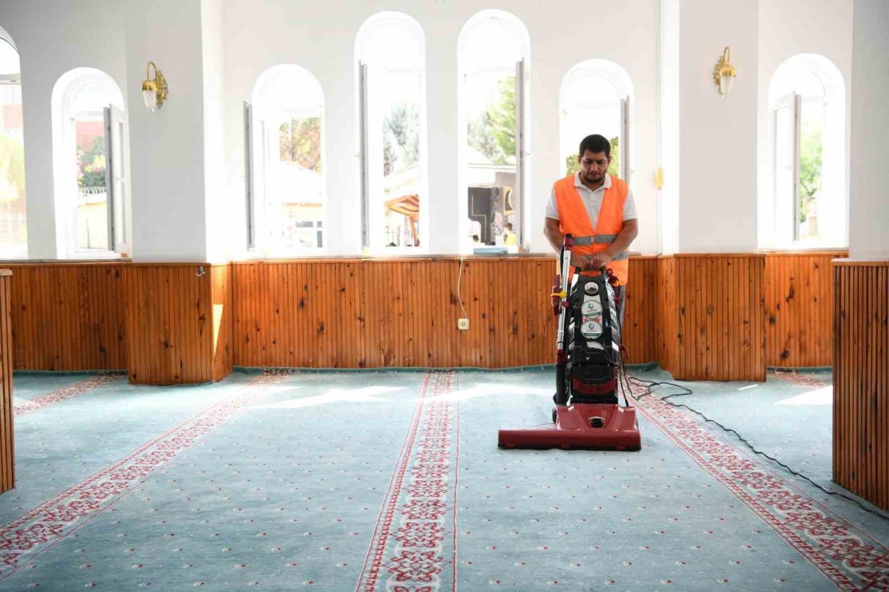 İbadethaneler hijyenik hale getiriliyor