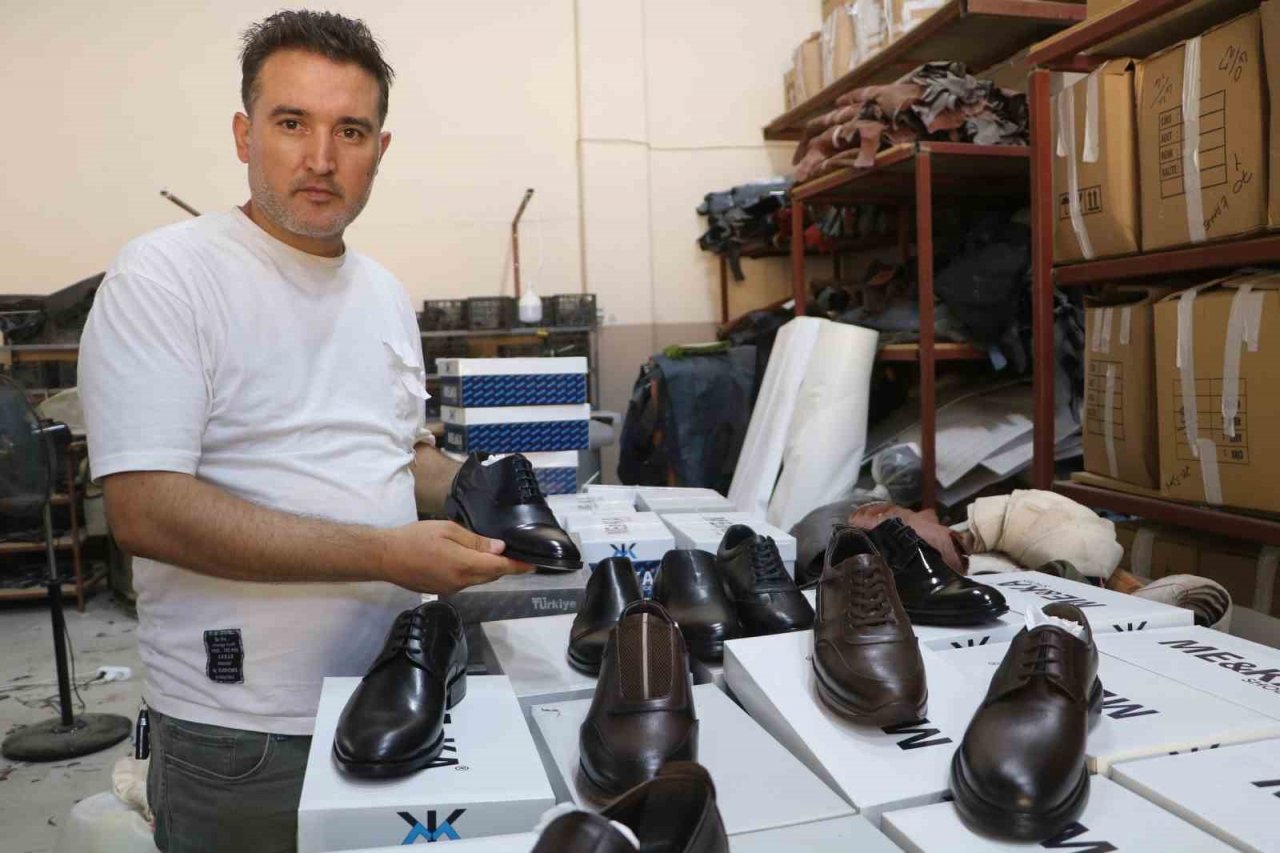 Günlük bin TL’ye usta bulamayan enkaz kentin ayakkabı imalatçıları, üretmek için destek bekliyor