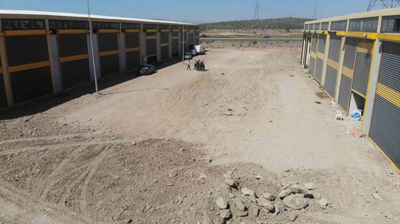 Günlük bin TL’ye usta bulamayan enkaz kentin ayakkabı imalatçıları, üretmek için destek bekliyor