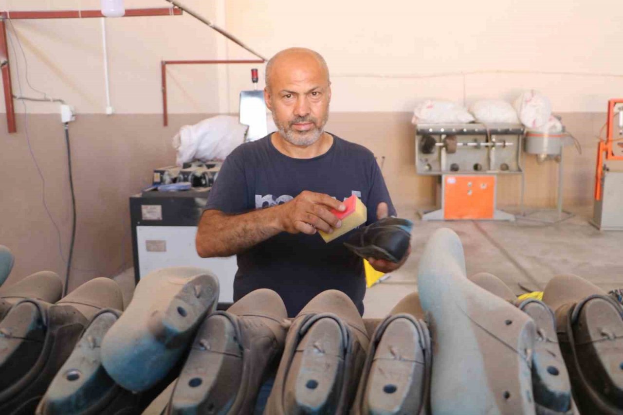 Günlük bin TL’ye usta bulamayan enkaz kentin ayakkabı imalatçıları, üretmek için destek bekliyor