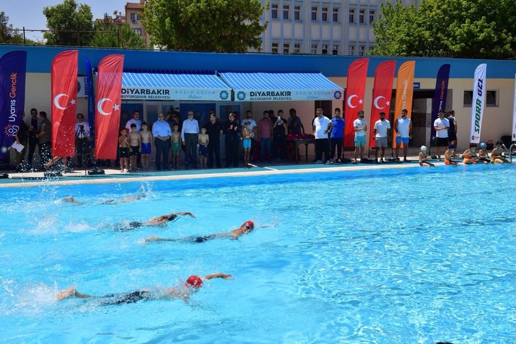 Diyarbakır’da yaz spor kurslarında eğitim gören öğrencilere malzeme desteği