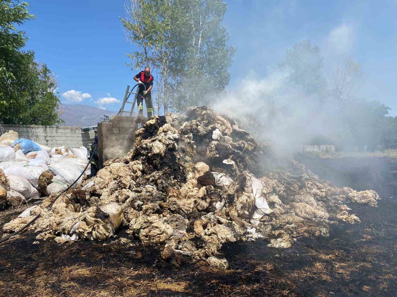 Bahçesinde ki çöpleri yakarken yangın kontrolden çıktı