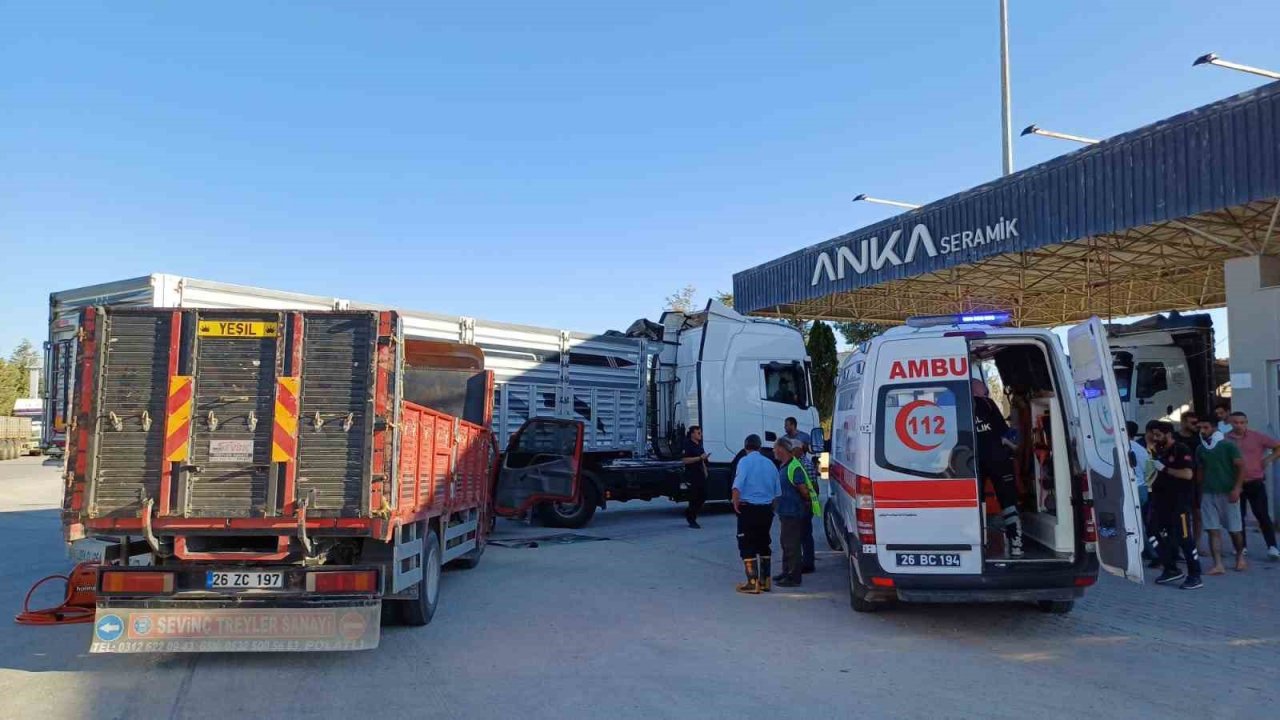 Kamyonetinde sıkışan yaralı sürücü elinde telefonuyla araçtan indi