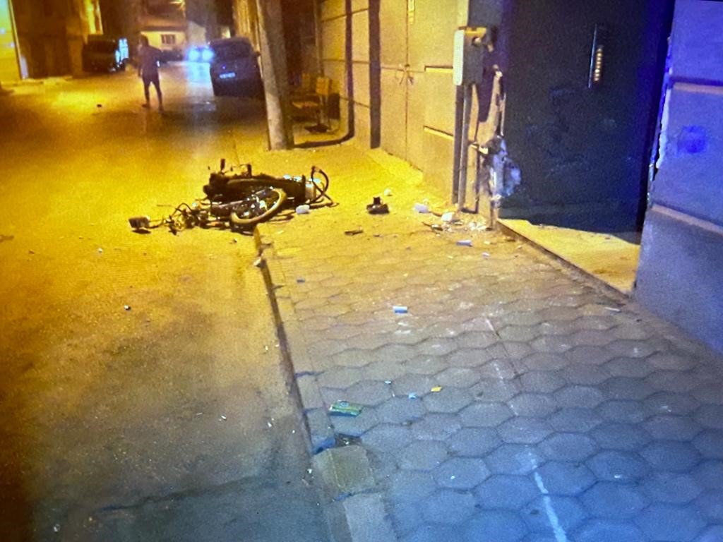 Duvara çarparak ikiye bölünen motosikletin sürücüsü yaralandı