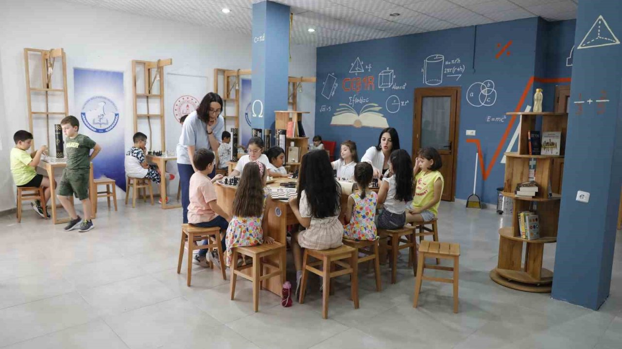 Gönüllü eğitmenler çocuklar için seferber oldu