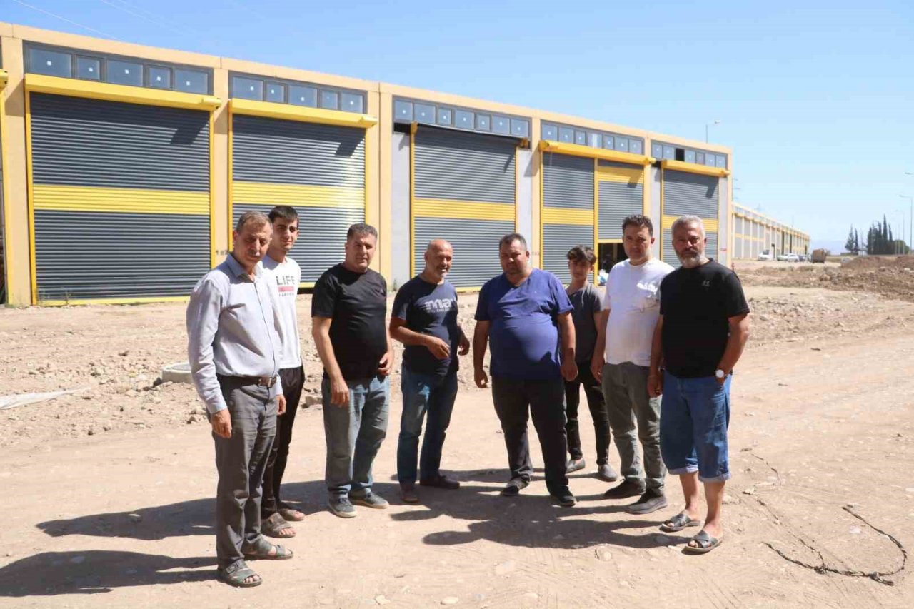 Günlük bin TL’ye usta bulamayan enkaz kentin ayakkabı imalatçıları, üretmek için destek bekliyor