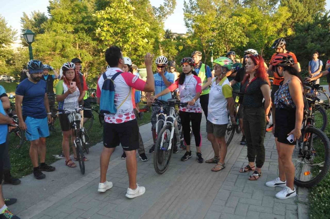 Otomobilin çarpması sonucu hayatını kaybeden bisikletli için Eskişehir’de eylem yapıldı