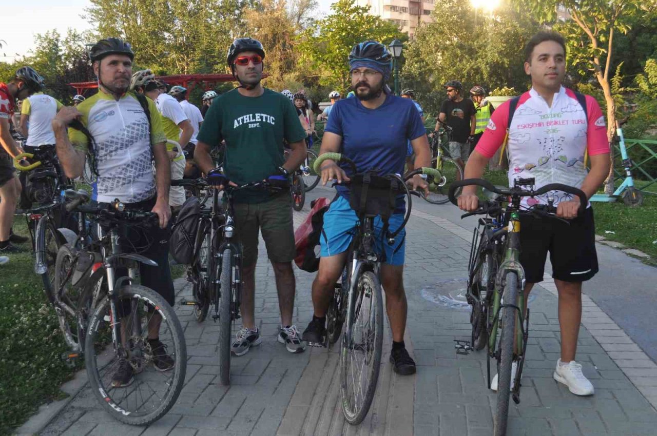 Otomobilin çarpması sonucu hayatını kaybeden bisikletli için Eskişehir’de eylem yapıldı