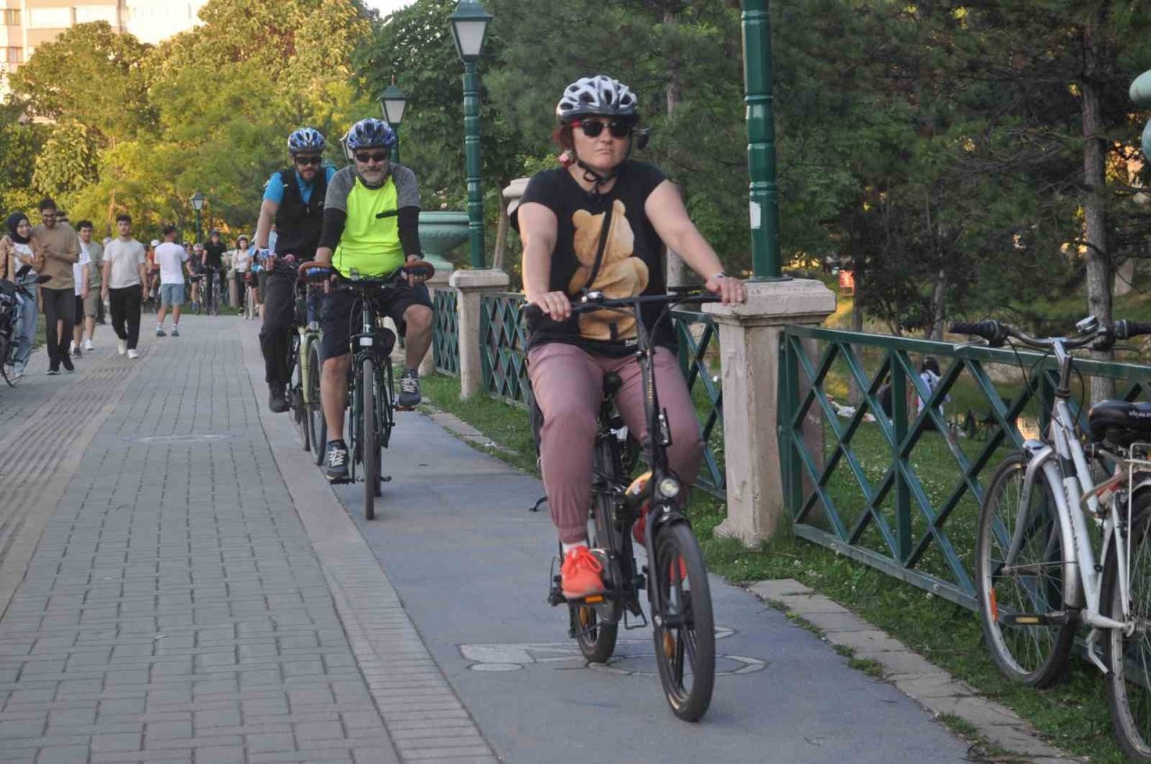 Otomobilin çarpması sonucu hayatını kaybeden bisikletli için Eskişehir’de eylem yapıldı
