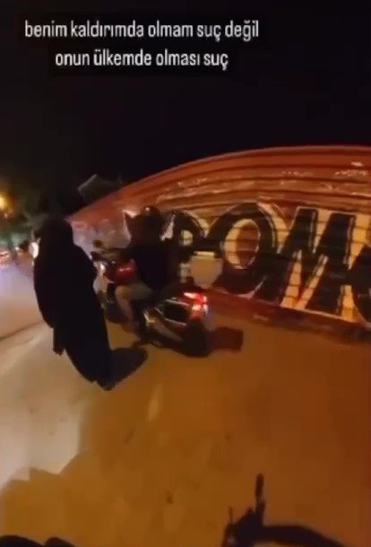 İstanbul’da motosikletli şahıs çarşaflı kadınların üzerine sürerek korkuttu