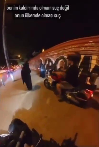 İstanbul’da motosikletli şahıs çarşaflı kadınların üzerine sürerek korkuttu