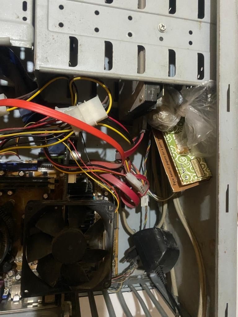 Zehir tacirleri polisi bile şaşırttı: Bilgisayar kasasından uyuşturucu çıktı