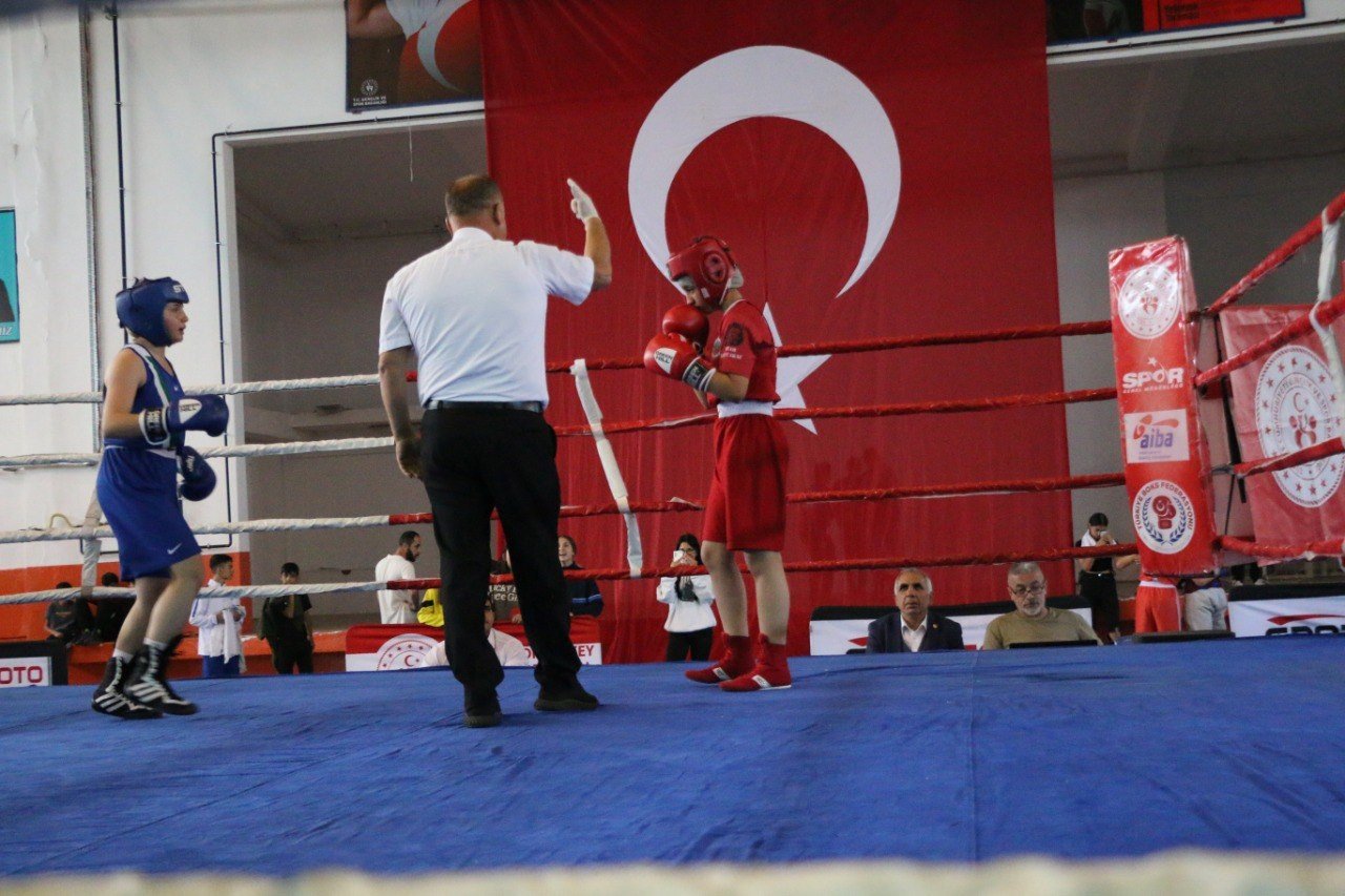 Kars’ta boks şampiyonası nefesleri kesiyor