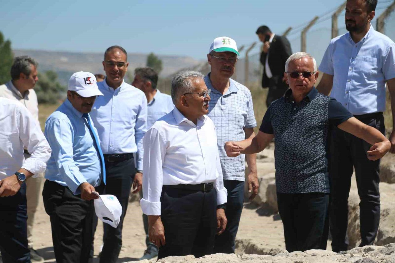Başkan Büyükkılıç, Keykubadiye Sarayı’ndaki kazı çalışmalarını inceledi