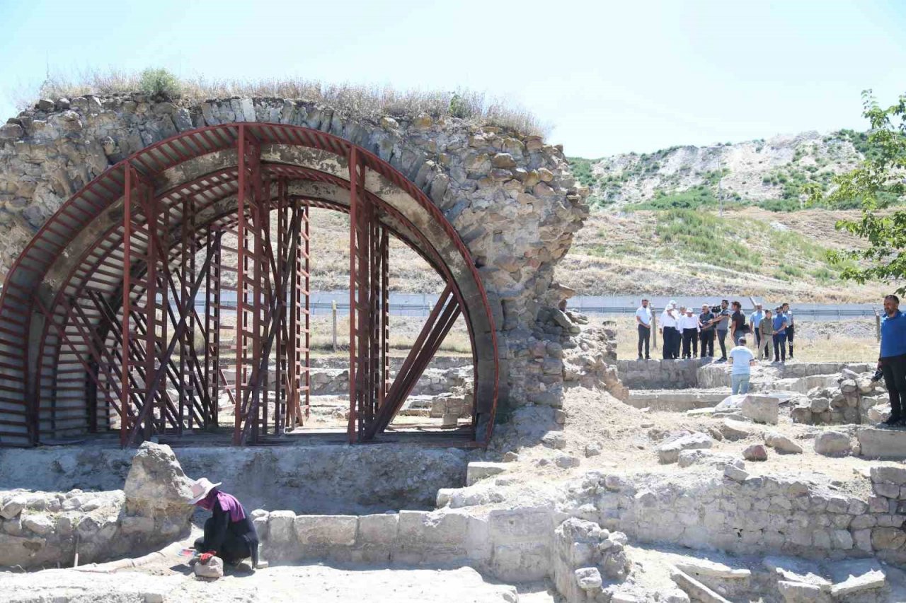 Başkan Büyükkılıç, Keykubadiye Sarayı’ndaki kazı çalışmalarını inceledi