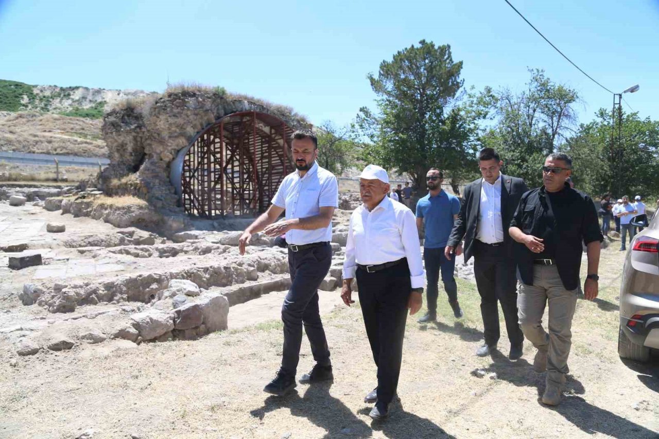 Başkan Büyükkılıç, Keykubadiye Sarayı’ndaki kazı çalışmalarını inceledi