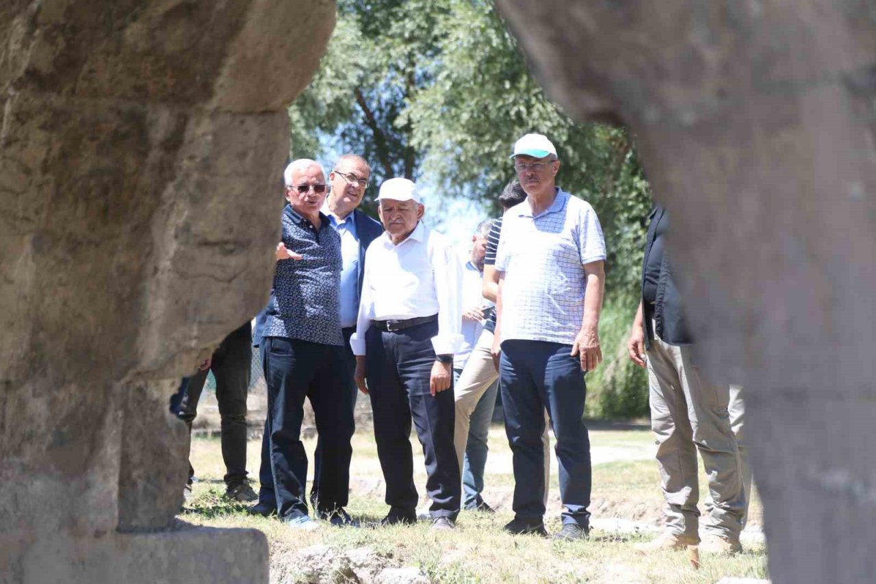 Başkan Büyükkılıç, Keykubadiye Sarayı’ndaki kazı çalışmalarını inceledi
