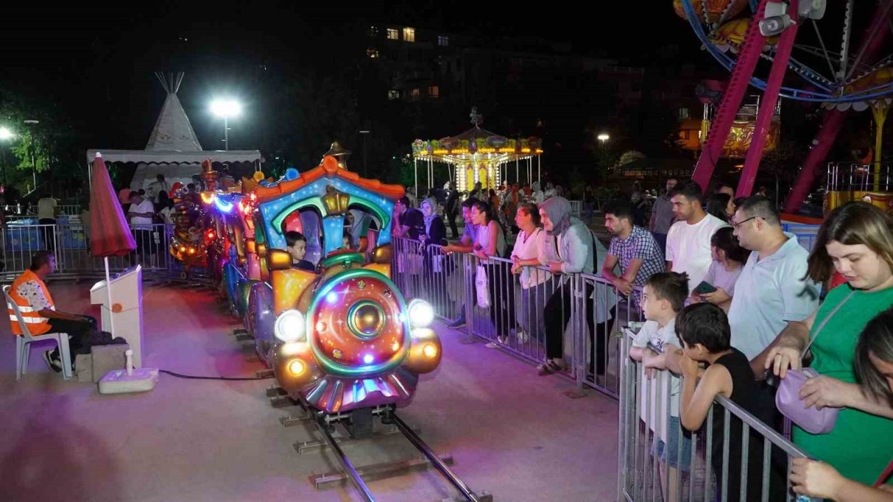 Keçiören’de çocuk lunaparkı eğlendirmeye devam ediyor