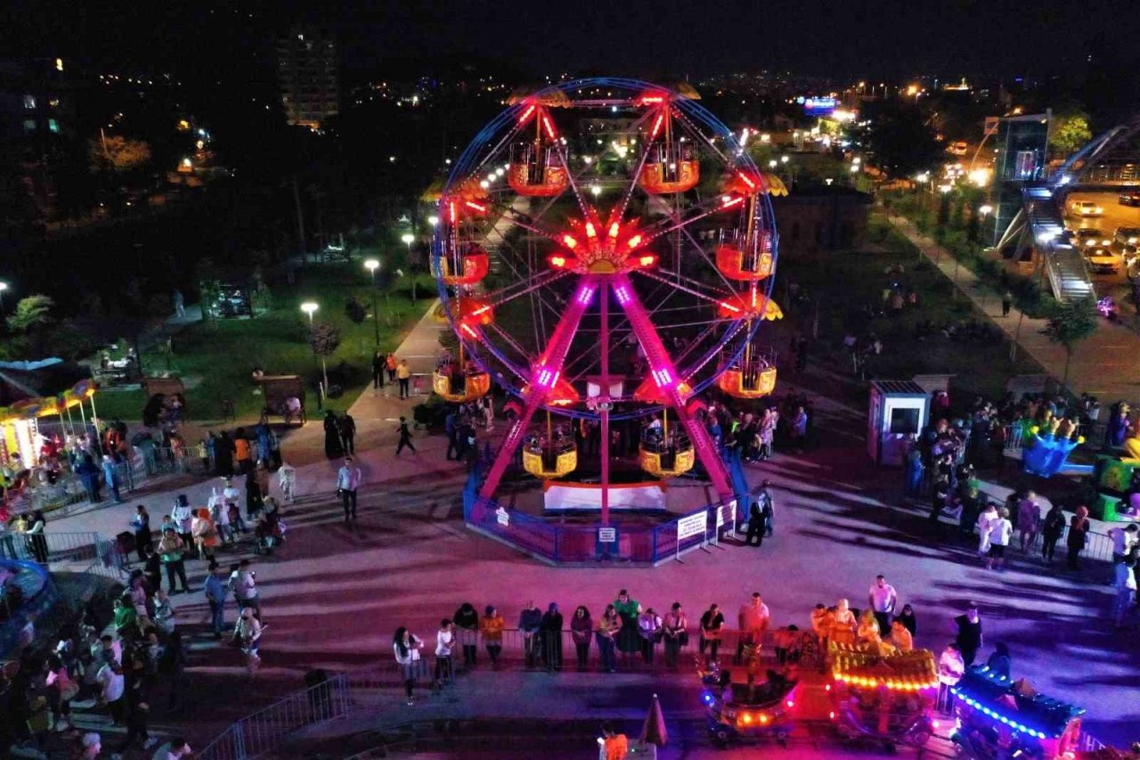 Keçiören’de çocuk lunaparkı eğlendirmeye devam ediyor