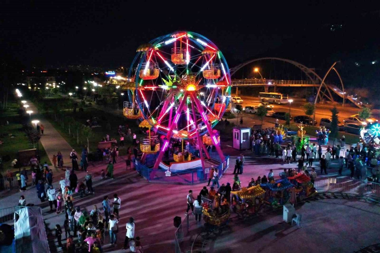 Keçiören’de çocuk lunaparkı eğlendirmeye devam ediyor
