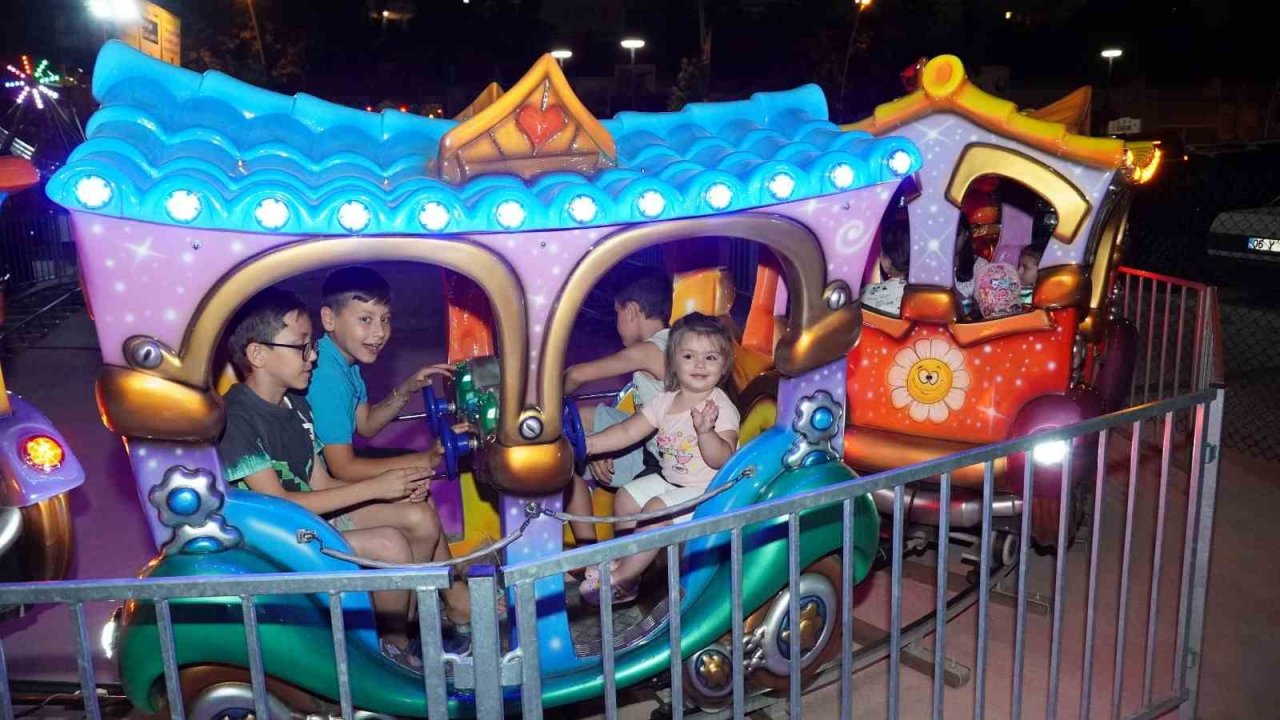 Keçiören’de çocuk lunaparkı eğlendirmeye devam ediyor