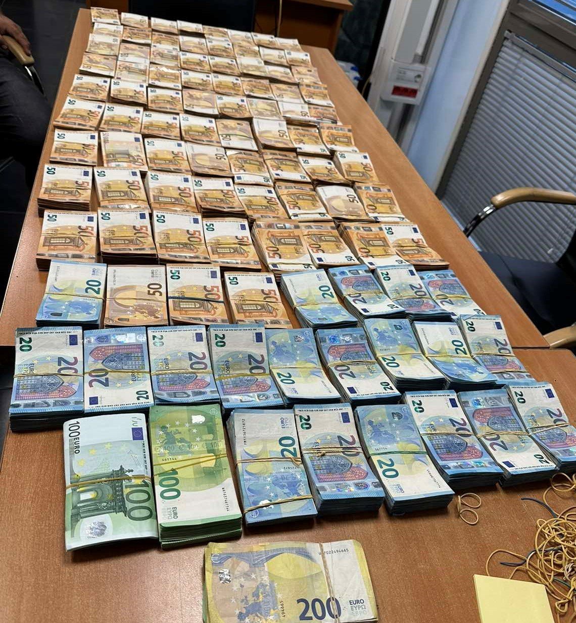 Bulgaristan gümrüğü, Türk plakalı tırlarda yakaladıkları 702 bin Euro ve 39 bin 60 İsviçre frangına el koydu