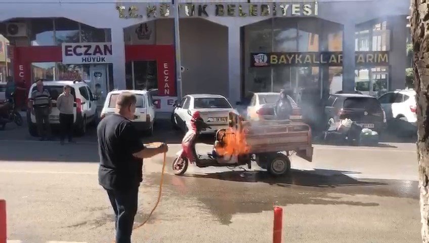 Alev alev yanan motosiklete hortumla müdahale ettiler