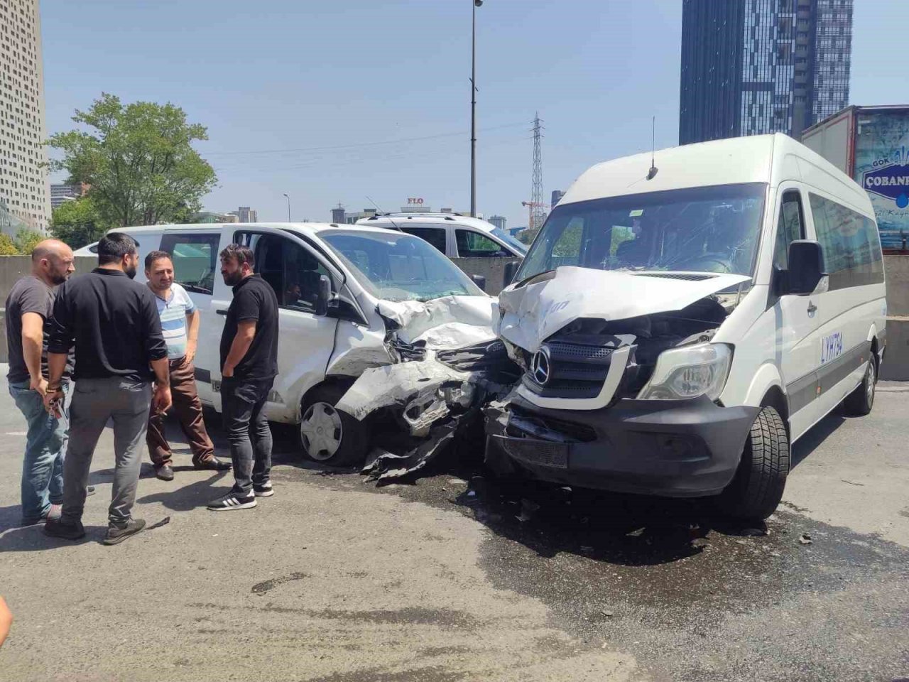 Küçükçekmece’de iki araç kafa kafaya çarpıştı