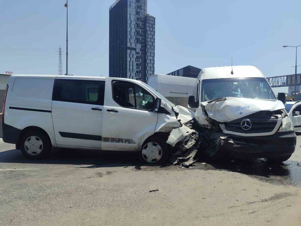 Küçükçekmece’de iki araç kafa kafaya çarpıştı