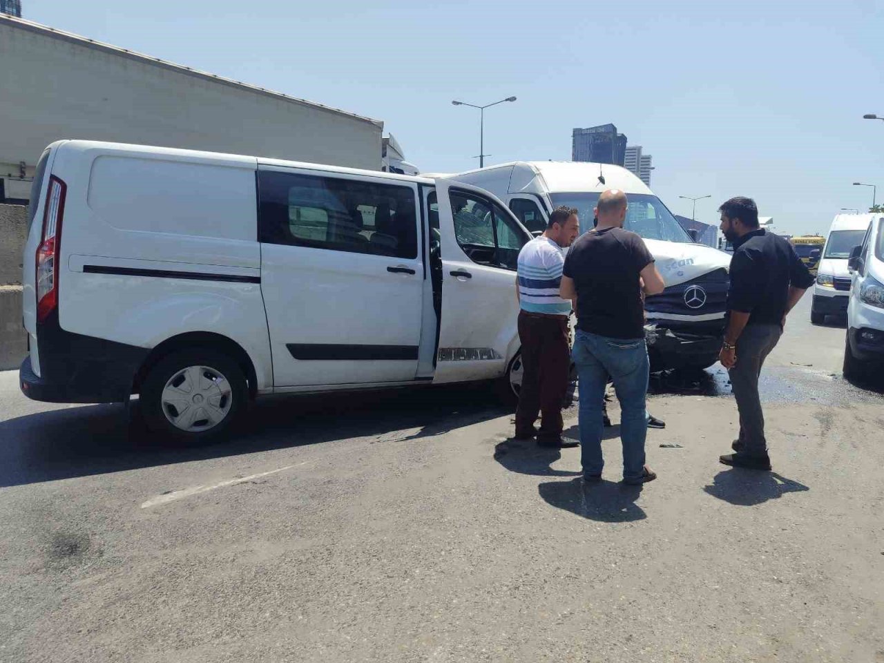 Küçükçekmece’de iki araç kafa kafaya çarpıştı