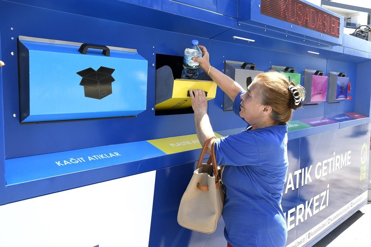 Kuşadası Belediyesi 14 noktaya mobil atık getirme merkezi kurdu