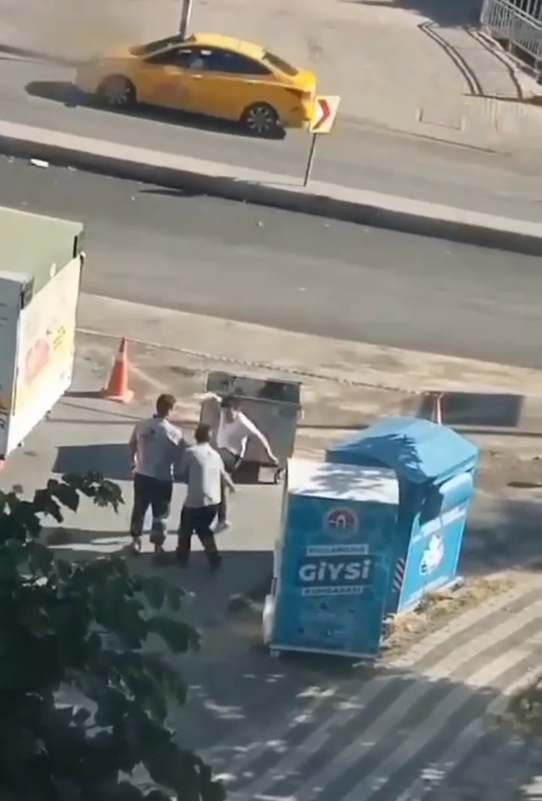 Maltepe’de yoldan geçen kadın, İBB personeli ile tartıştı