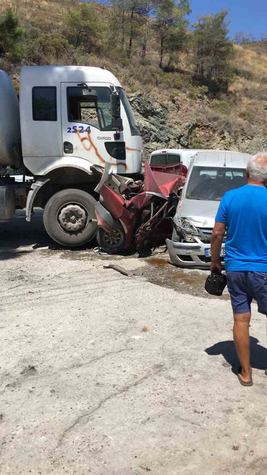 Direksiyon hakimiyeti kaybolan vidanjör, park halindeki 8 araca çarptı