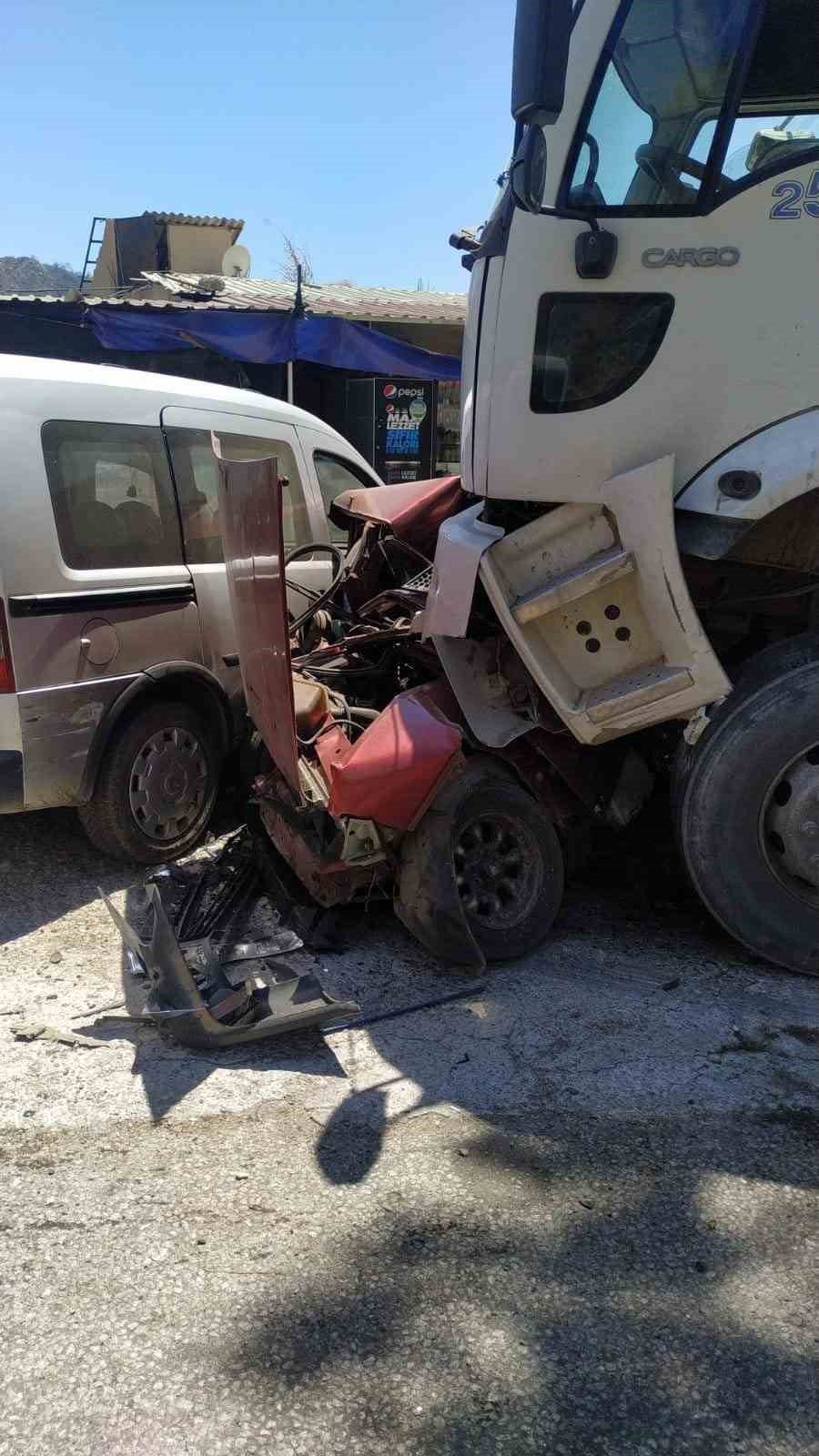 Direksiyon hakimiyeti kaybolan vidanjör, park halindeki 8 araca çarptı