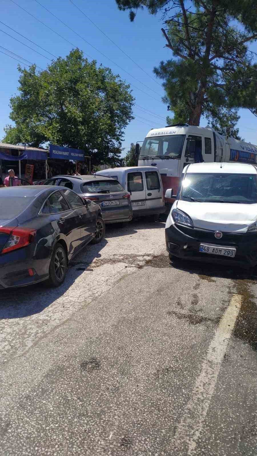 Direksiyon hakimiyeti kaybolan vidanjör, park halindeki 8 araca çarptı