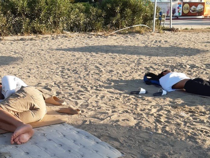 Marmaris’te halk plajlarında konaklayanlar dikkat çekiyor