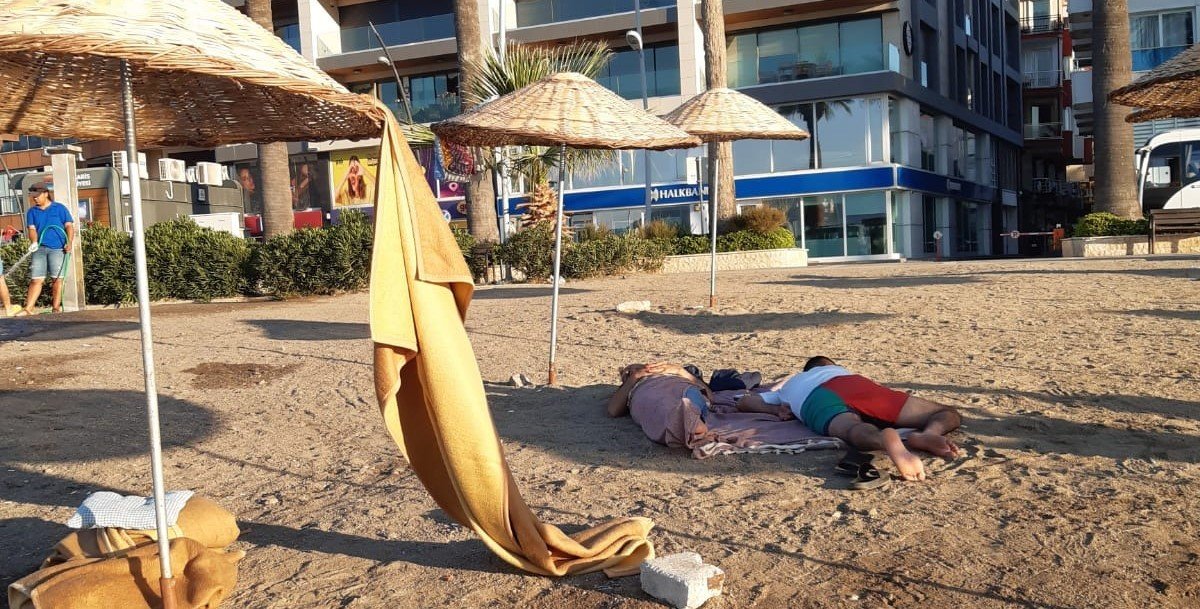 Marmaris’te halk plajlarında konaklayanlar dikkat çekiyor