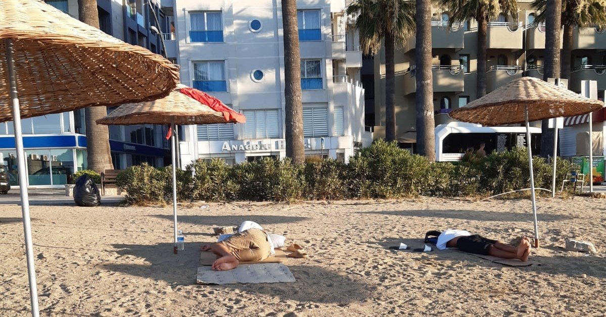 Marmaris’te halk plajlarında konaklayanlar dikkat çekiyor