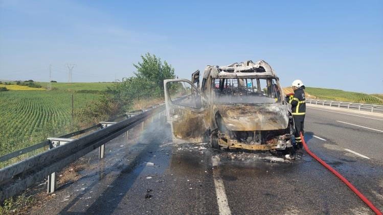 Test sürüşüne çıkan minibüs kül oldu: Sürücü fenalaştı