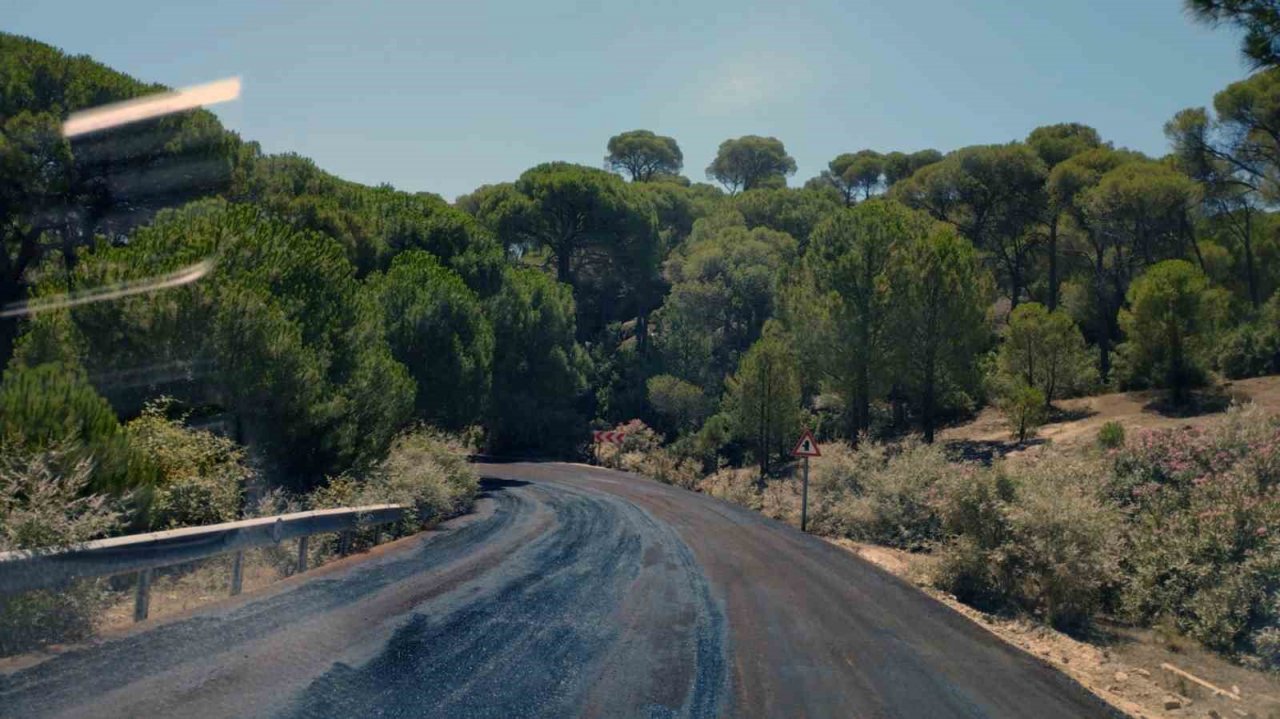 Çiftlik-Bayır yolunda 10 Bin 500 metre sathi kaplama yapıldı